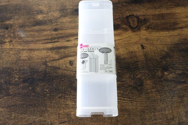 木目調のテーブルに置かれたダイソーのペンケーススタンド