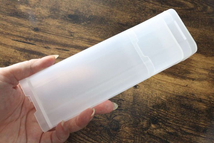 女性の手で持たれた半透明のペンケーススタンド