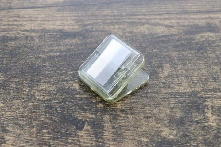 透明なクリップ付箋が木目調のテーブルに置かれている
