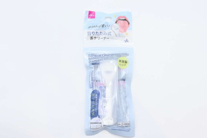 ダイソーの「折りたたみ式舌クリーナー」のパッケージ全体