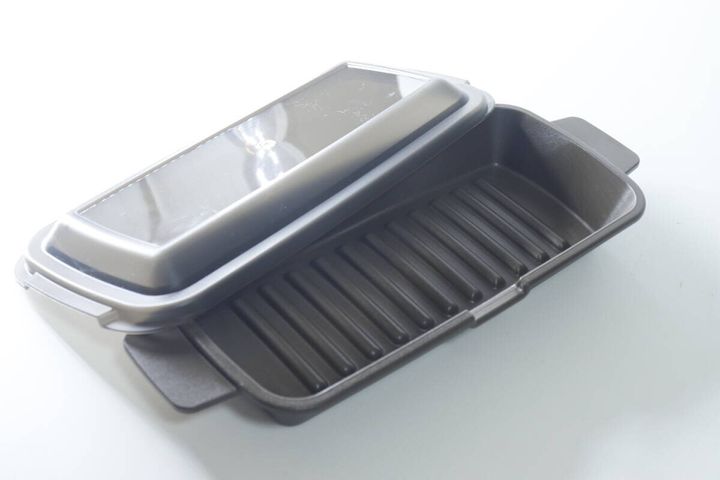 レンジ調理マルチトレーの蓋を開けて、本体の底にある凹凸が見える写真