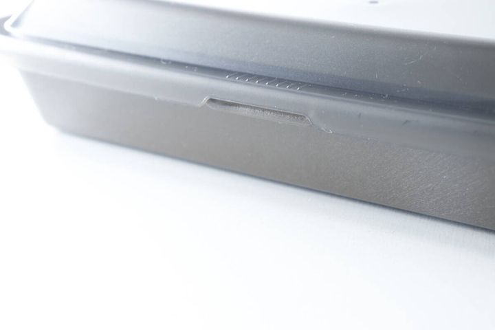 レンジ調理マルチトレー本体の側面にある蒸気穴部分のクローズアップ