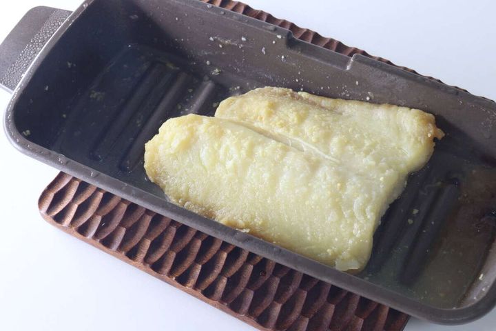 電子レンジで調理された西京焼きが、トレーの凹凸の上に置かれている様子
