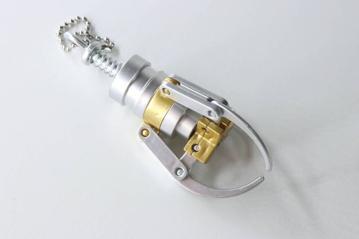 白い背景に置かれたキャッチャーアームキーホルダーの斜めからの全体像