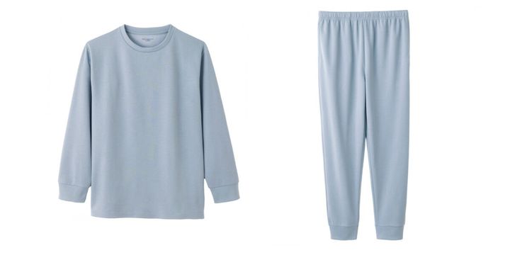 Recoverypro Lab. 疲労回復ウェア。水色の長袖Tシャツとロングパンツが並べられている