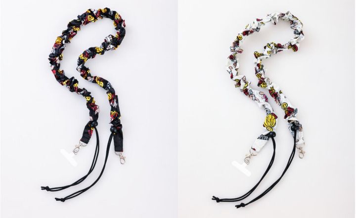 HYSTERIC MINIの黒と白のフリル付きショルダーストラップが並べられている