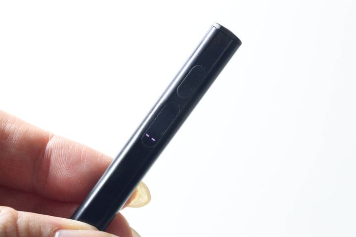 充電式タッチペンの液晶画面に充電残量の数字が表示されている様子