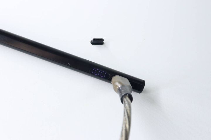 充電式タッチペンのType-Cポートに充電ケーブルが差し込まれている様子