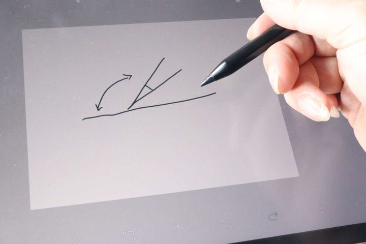 女性が充電式タッチペンを傾けてiPadの画面に線の太さを変えて描いている様子