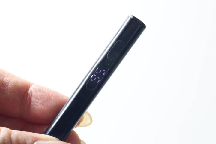 充電式タッチペンの液晶画面に「99」と充電残量が表示されているクローズアップ