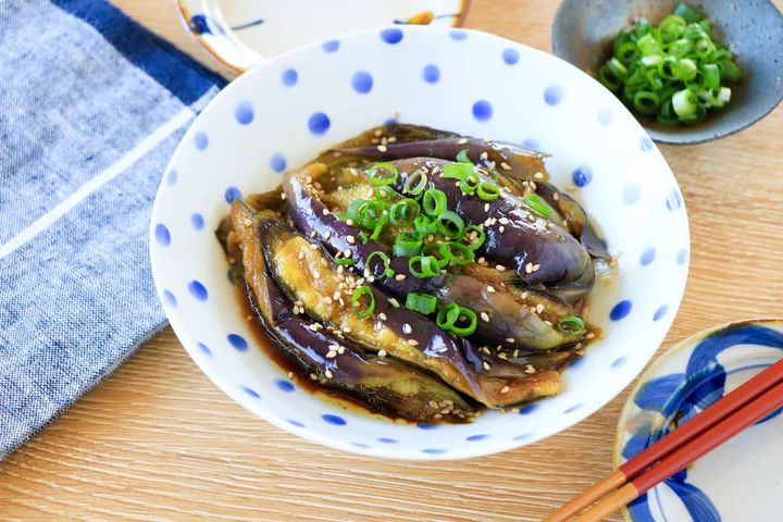 なすをオイスターポン酢だれで和える様子