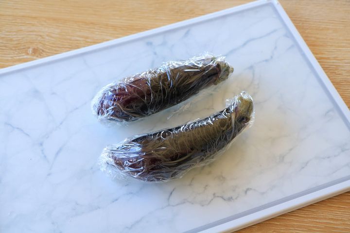 ラップで包んだなすを電子レンジで加熱する様子