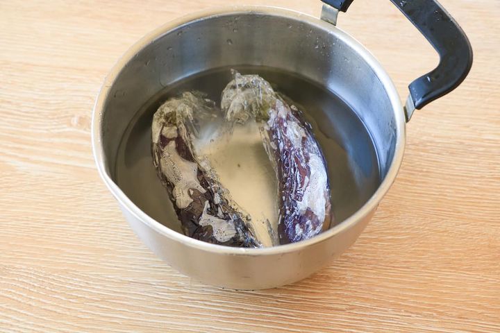 加熱したなすを水に取る様子