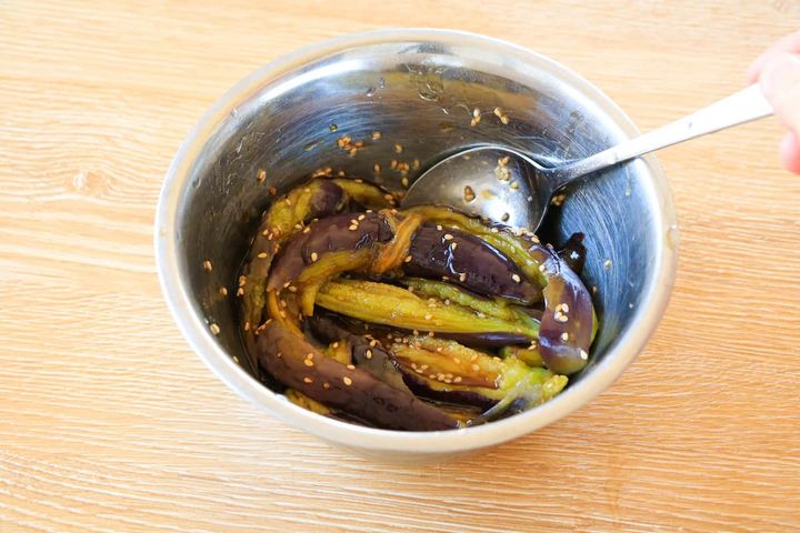 オイスターポン酢だれを混ぜる様子