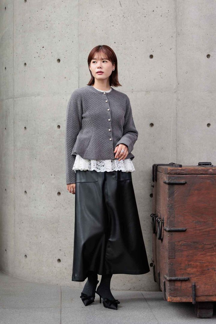 画像: キルティング風ペプラムカーディガン¥30,800・レースぺプラムブラウス¥25,300・Aラインスカート¥30,800 store.melrose.co.jp