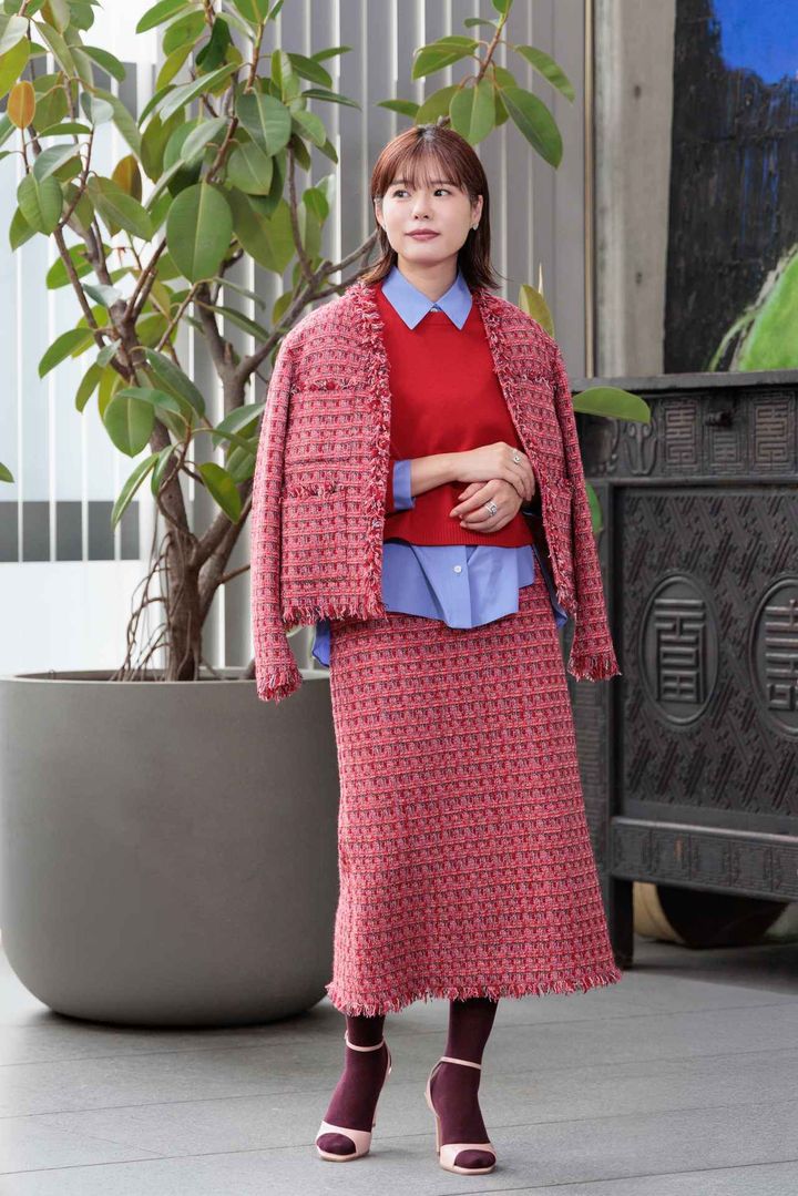 画像: ファンシーツイードジャケット¥48,400・ファンシーツイードタイトスカート¥31,900・クルーネッククロップドプルオーバー（レッド）¥24,200・タイプライターオーバーシャツ¥25,300 store.melrose.co.jp