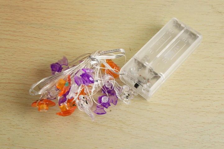 ハロウィンモチーフのLEDガーランドライトと電池ボックス