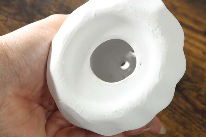 白い猫耳ゴーストオブジェの底面、中央の穴を指で示している