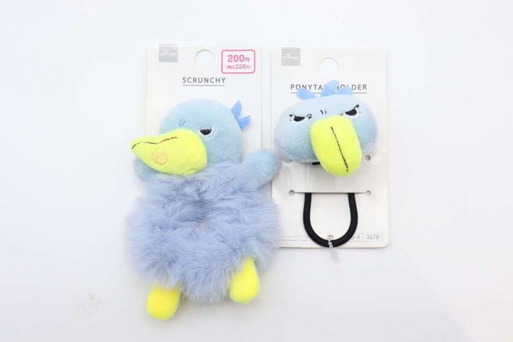ハシビロコウのシュシュとペンギンのヘアポニーが並べられている