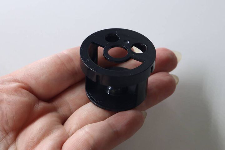 黒い「マグネットアートスタンド」本体を手のひらに乗せた状態