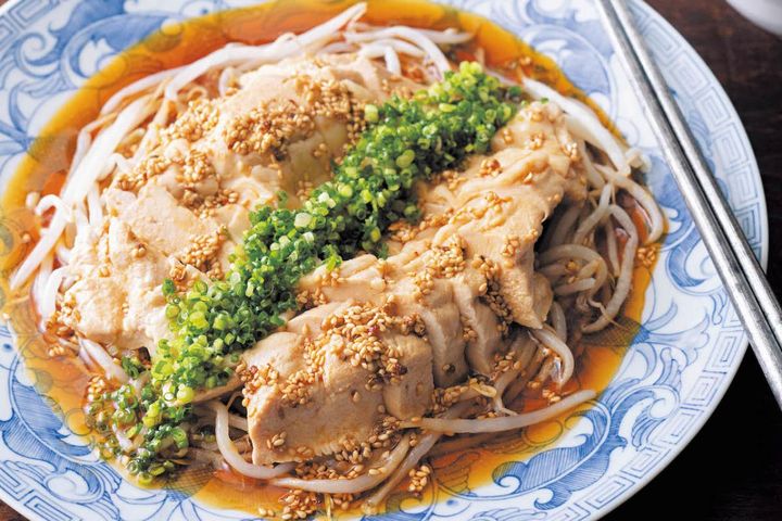ゆで汁まで無駄にしない！笠原将弘さんの鶏むね「旨ゆで鶏」活用レシピ2選【よだれ鶏／サンラータン風】