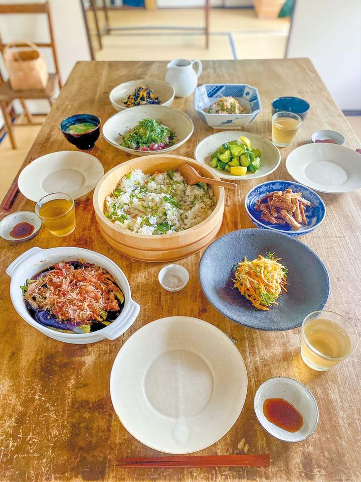 桐野さんが講師で参加者とともにつくる「暮らしとごはん 菜食料理教室」の様子