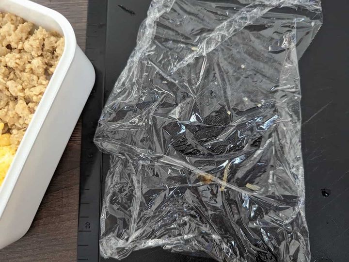 ダイソー ランチボックス（保冷剤付）3時間経過後の水滴