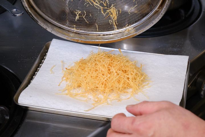 3）ザル→ペーパーの順で油をきる