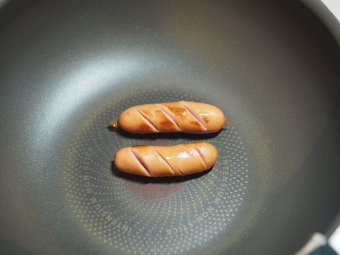 『ウインナー』はおにぎりに入れて！ご飯で巻いて焼くだけ「ライスドッグ」が香ばしくて食べ応え満点♪