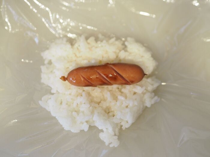 『ウインナー』はおにぎりに入れて！ご飯で巻いて焼くだけ「ライスドッグ」が香ばしくて食べ応え満点♪