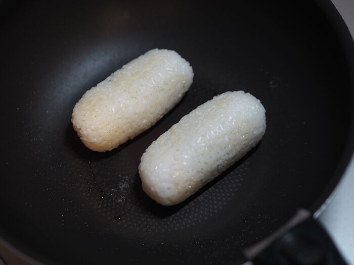 『ウインナー』はおにぎりに入れて！ご飯で巻いて焼くだけ「ライスドッグ」が香ばしくて食べ応え満点♪