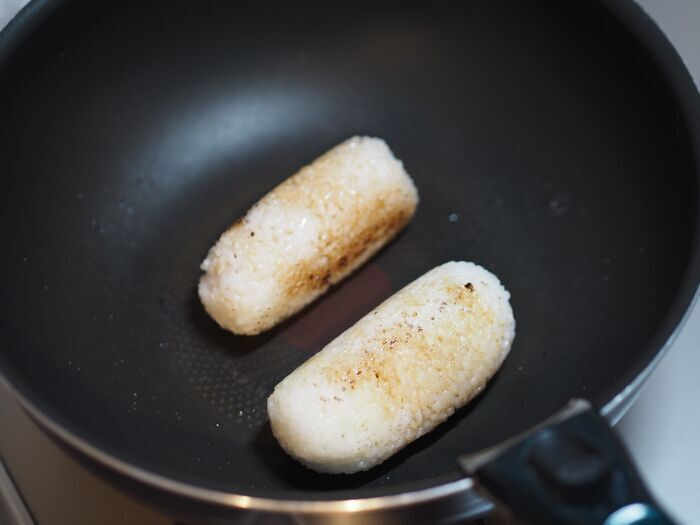 『ウインナー』はおにぎりに入れて！ご飯で巻いて焼くだけ「ライスドッグ」が香ばしくて食べ応え満点♪