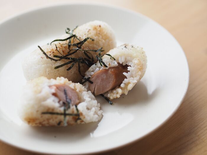 『ウインナー』はおにぎりに入れて！ご飯で巻いて焼くだけ「ライスドッグ」が香ばしくて食べ応え満点♪