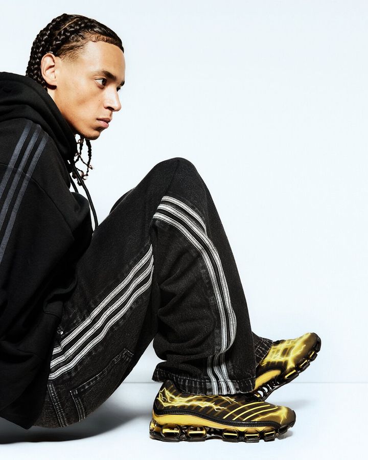 ピカチュウの“でんき”を表現した稲妻が、アッパー全体を駆け巡る！adidas Originals（アディダス オリジナルス）とPokémon（ポケモン）のコラボスニーカー「MEGARIDE F50（メガライド F50）」が、9月24日（木）に発売された。