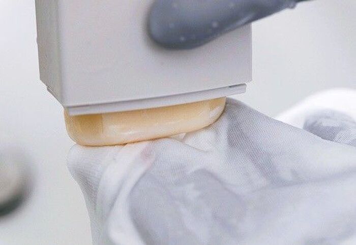 固形石けんを使ってやさしくもみ洗いするプロセスの画像