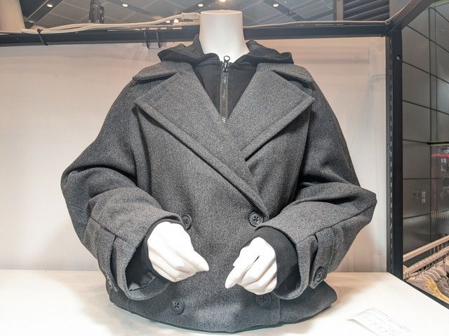 Pコートを着たマネキンの展示