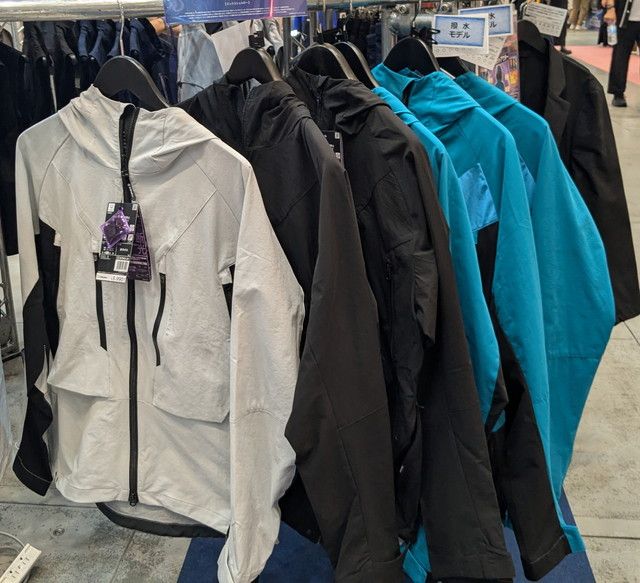 XShelter快適断熱Σ撥水テックフーディの展示