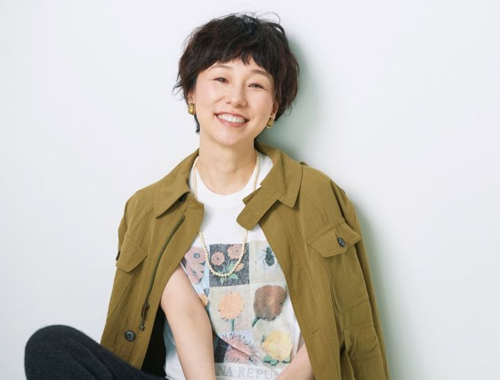 ジャケット¥35,000、Tシャツ¥7,500／ともにバナナ・リパブリック、パンツ¥33,000／エンリカ、イヤリング¥8,640／アビステ、ネックレス¥32,780／アンジェリカ・レオン（ズットホリック）