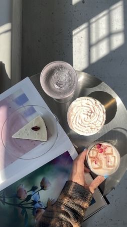 【大阪府大阪市】“泊まれる本屋”にローズソーダやクリームタルトなど、バラがテーマの限定メニュー登場