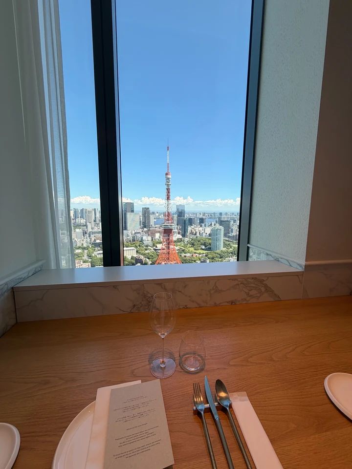 東京タワーを望む特等席で♡ 麻布台ヒルズ「Dining 33」で過ごす、特別な日のランチ_1
