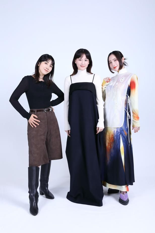 【写真を見る】和気あいあいと取材に臨む、綾瀬はるか、ファーストサマーウイカ、松本穂香の3人をキャッチ！ 撮影/杉映貴子 スタイリング/西真由美(綾瀬)、近藤伊代(ウイカ)、道端亜未(松本) ヘアメイク/井手真紗子(綾瀬)、吉田真妃(ウイカ)、倉田明美(松本)