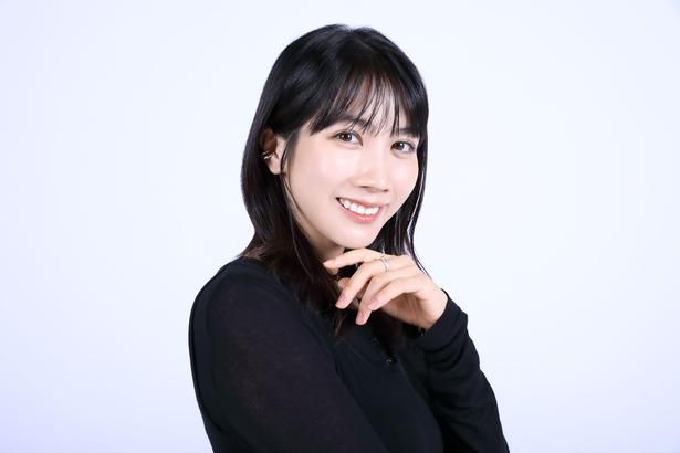 「大切な人ほどちゃんと言わないと気が済まない」と自身を「頑固なほう」と分析する松本穂香 撮影/杉映貴子 スタイリング/道端亜未 ヘアメイク/倉田明美