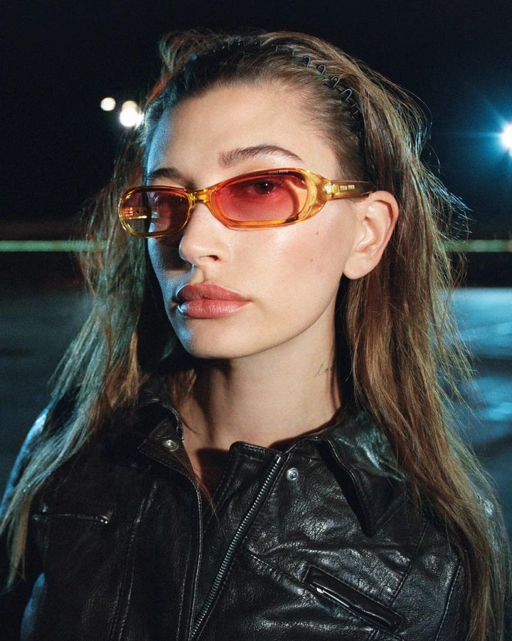 ミュウミュウ ヘッドバンドを発売 レザージャケットコーデ