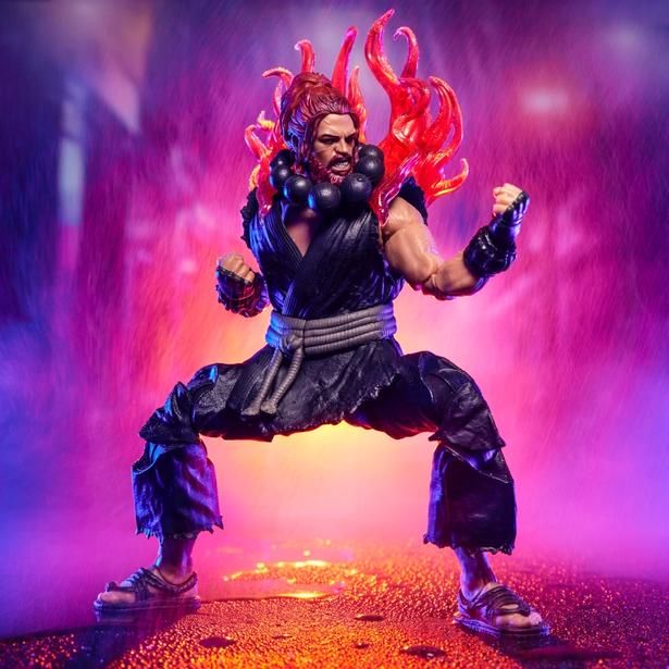付属のエフェクトによってキャラクターの迫力も再現できる(「ストリートファイター／ザ・ムービー: 豪鬼 1/12 アクションフィギュア」) [c] 2026 Capcom and Legendary. [c] 2026 Hasbro. All Rights Reserved.