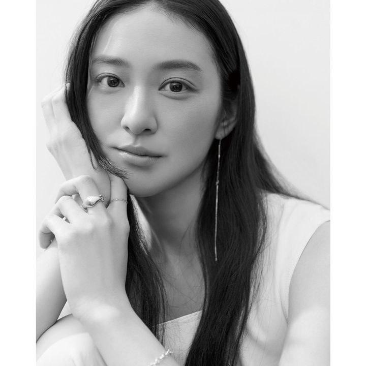 セルヴォークのミュートカラーのリップをつけた武井咲さん