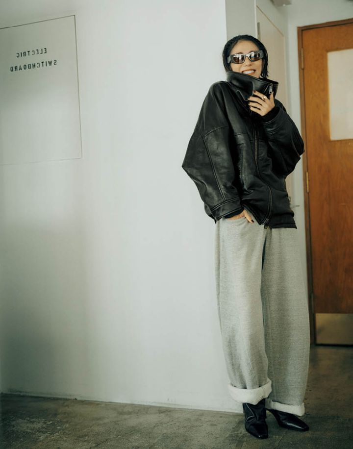 ジャケット42万9000円（ブランカ）、パンツ11万円（アールサーティーン）、ブーツ8万8000円（ストラテジア／すべてアパルトモン 青山店） リング9万1300円（プラウ） サングラス7万180円（プラダ／ルックスオティカジャパン カスタマーサービス）