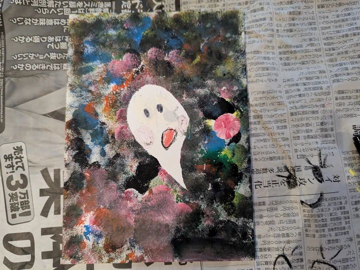 お化け部分の台紙を剥がして、目と口を書きます