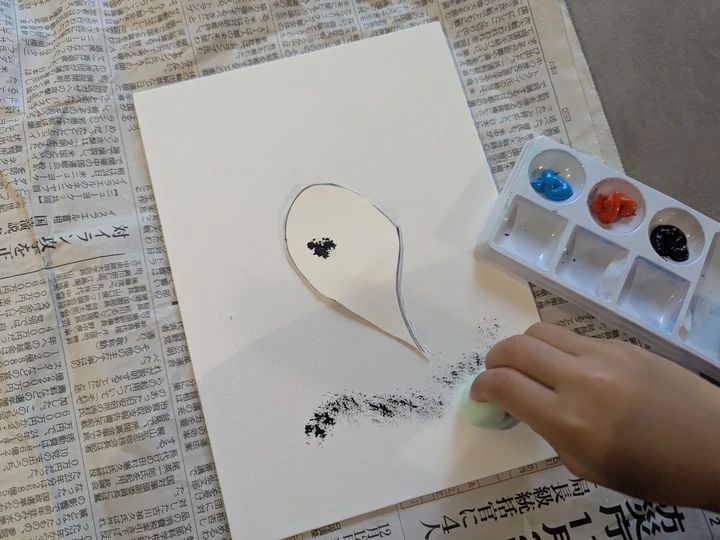 好きな絵の具を取り、無造作にポンポンしていきます