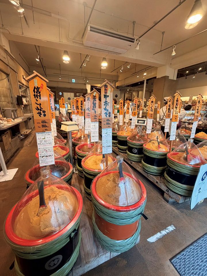 佐野みそ亀戸本店の店内に並ぶ樽入りの味噌