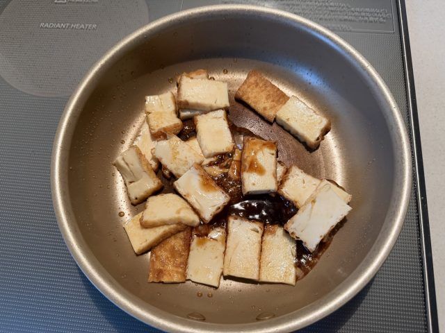 焼き肉のタレとウスターソースを加える